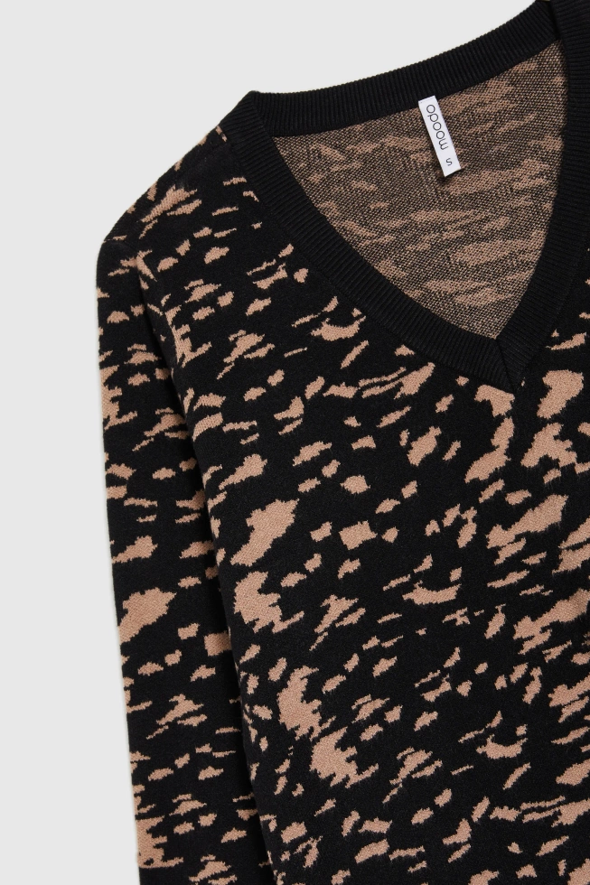 Sweter o prostym fasonie czarny