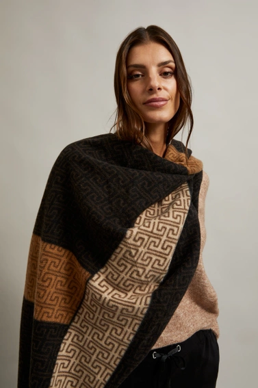 Szalik w geometryczny wzór brązowy