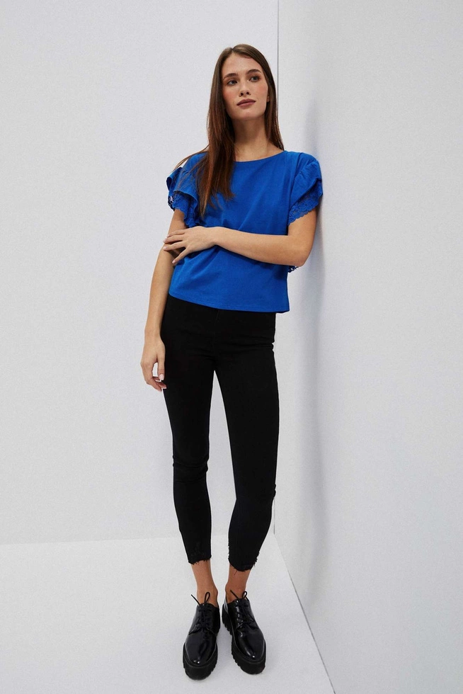 Dopasowane jeansy z postrzępioną nogawką