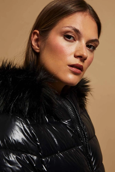 Pikowana kurtka z futrzanym kapturem