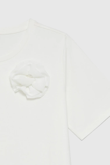 T-shirt w kwiatem biały