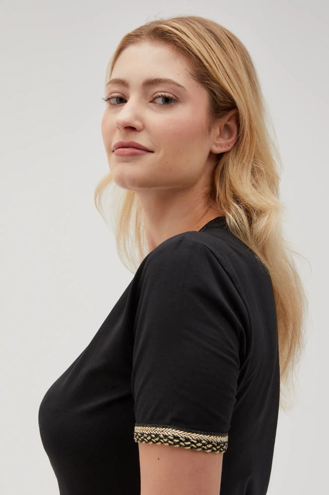 Bawełniana bluzka z dekoltem w serek i ozdobnymi rękawami czarna