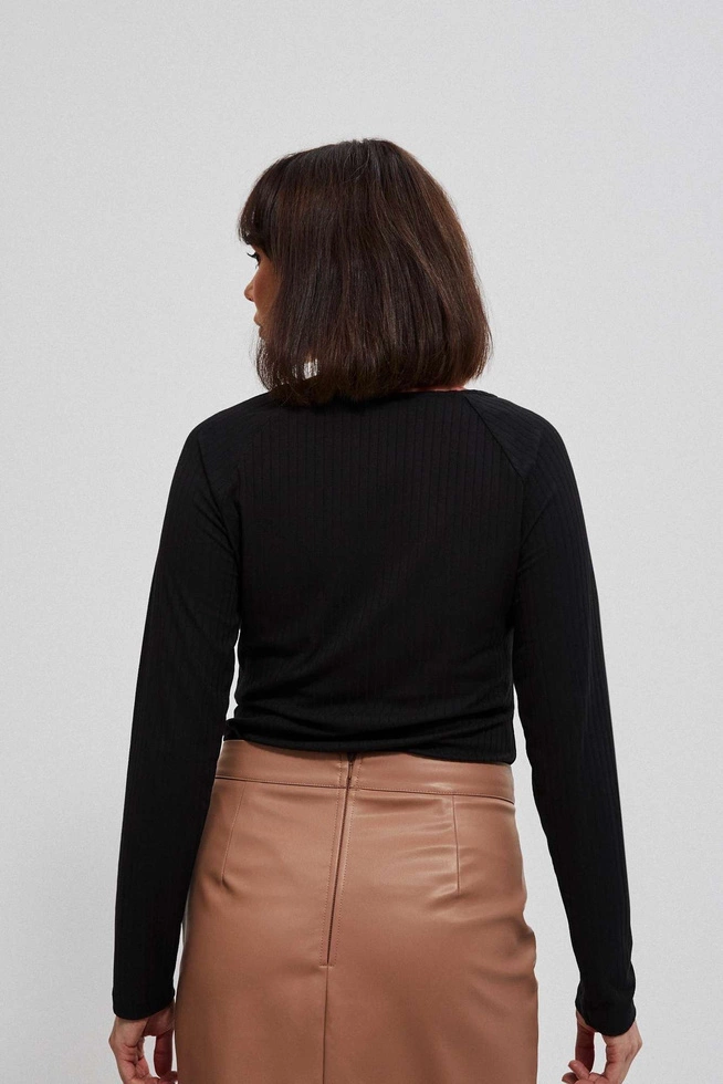 Bluzka z prążkowanej dzianiny z ozdobnymi guzikami czarna