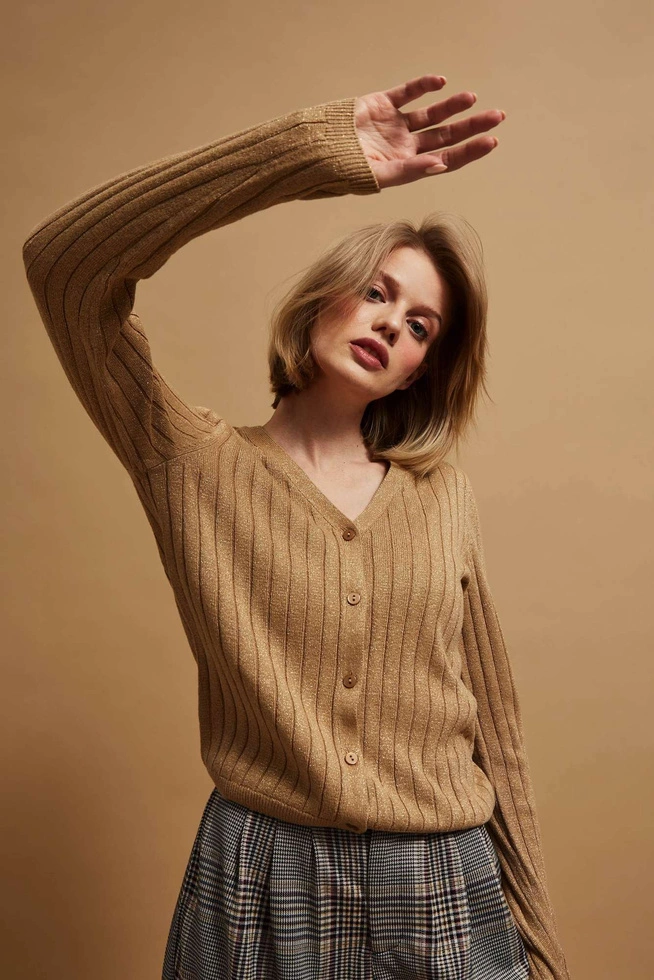 Sweter ozdobiony metaliczną nitką