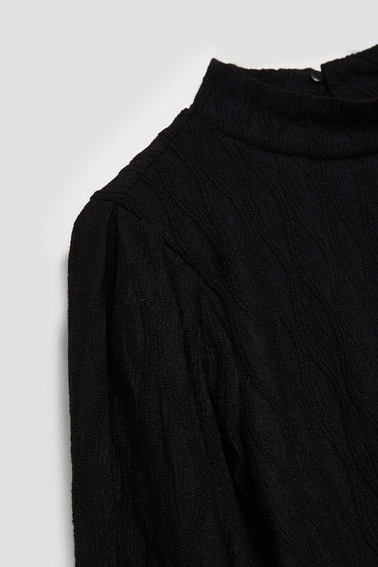 Bluzka z półgolfem i bufiastymi rękawami czarna