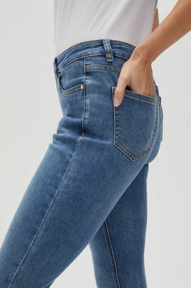 Spodnie rurki z postrzępionymi nogawkami niebieskie