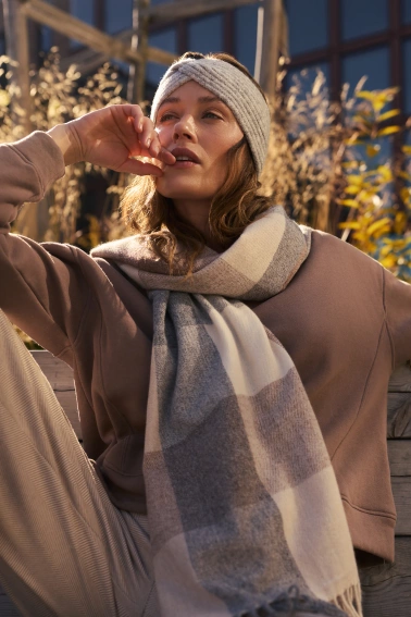 Szal w kratę beżowy