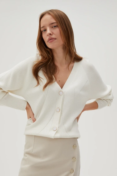 Sweter zapinany na ozdobne guziki biały