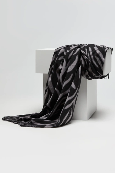 Szal w zwierzęcy wzór szary