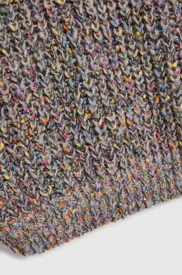 Sweter ozdobiony kolorową nitką szary