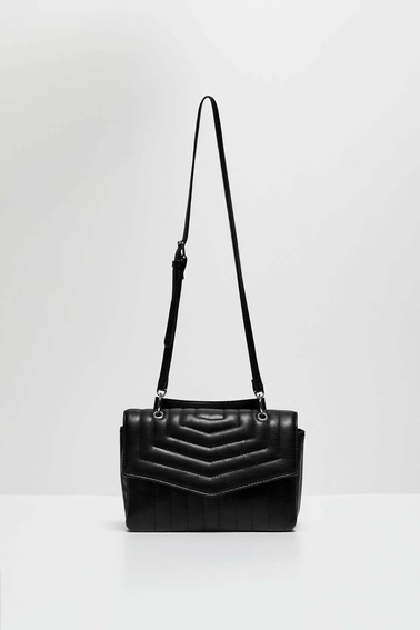 Pikowana torebka na ramię czarna