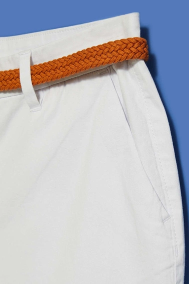Szorty z plecionym paskiem białe