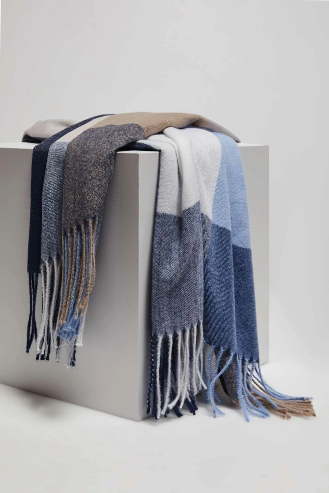 Szalik w kratę z frędzlami granatowy