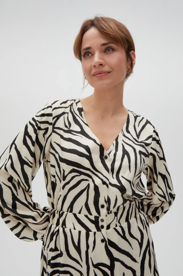 Sukienka beżowa z bufiastymi rękawami i zwierzęcym wzorem