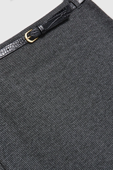 Ołówkowa spódnica o długości przed kolano szara