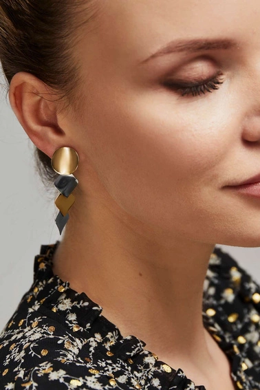 Wiszące kolczyki o geometrycznym kształcie koloru złotego