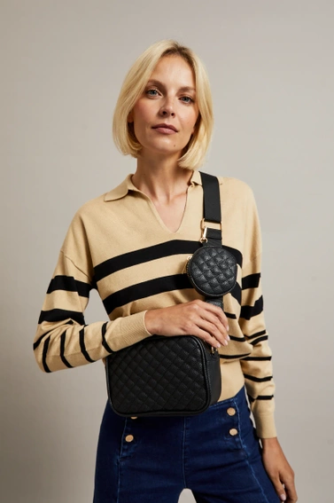 Mała torebka na szerokim pasku czarna