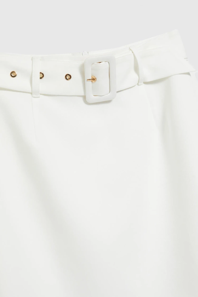 Ołówkowa spódnica z szerokim paskiem biała
