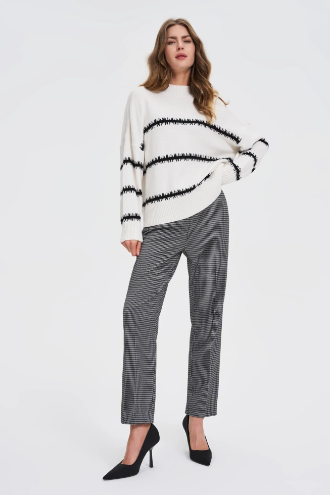 Sweter w paski z obniżoną linią ramion biały