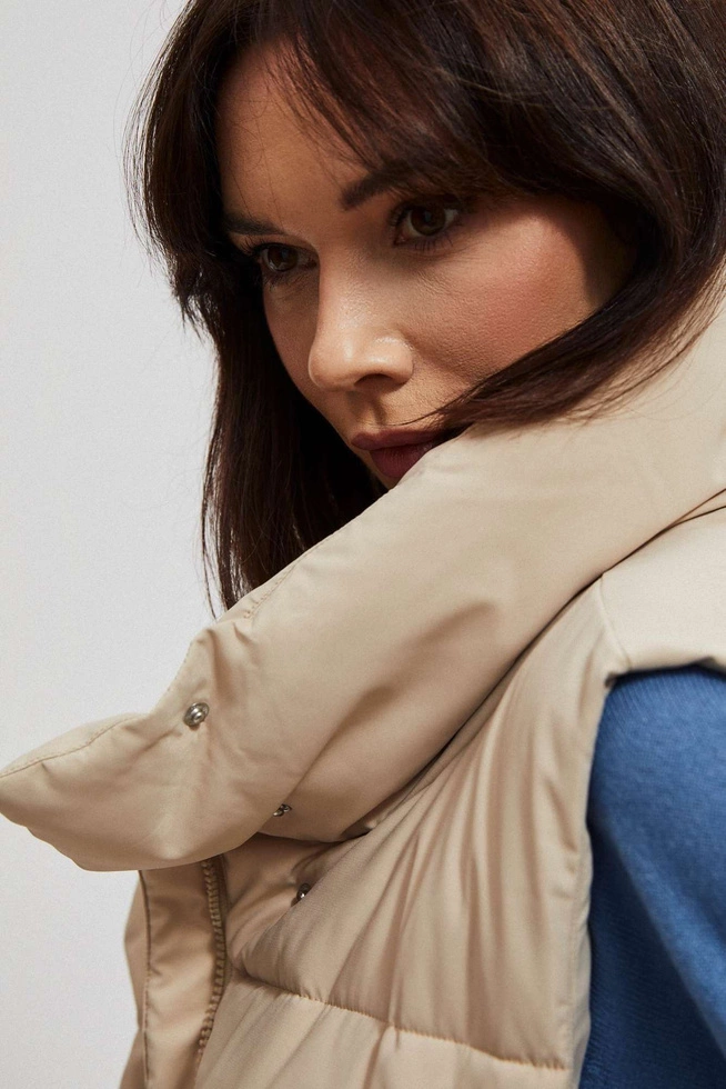 Krótka, pikowana kamizelka ze stójką