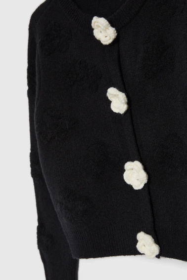 Kardigan z kwiatową aplikacją czarny
