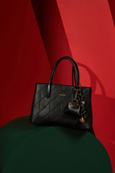 Torebka z brelokiem czarna