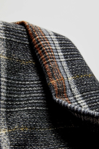 Szal w kratę z frędzlami i metaliczną nitką czarny