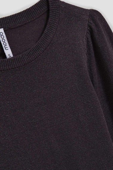 Sweter z bufiastymi rękawami i metaliczną nitką