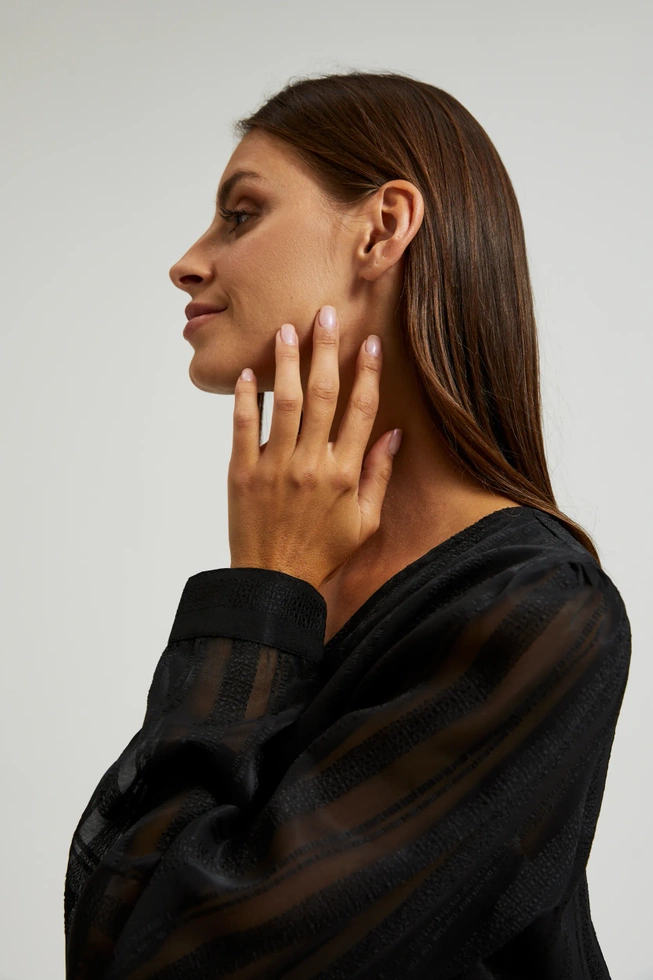 Elegancka koszula z dekoltem w serek czarna