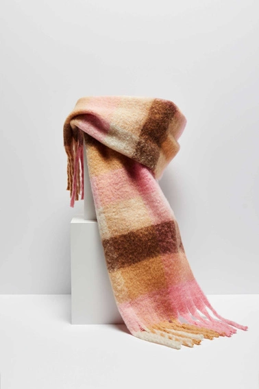 Gruby szal z frędzlami