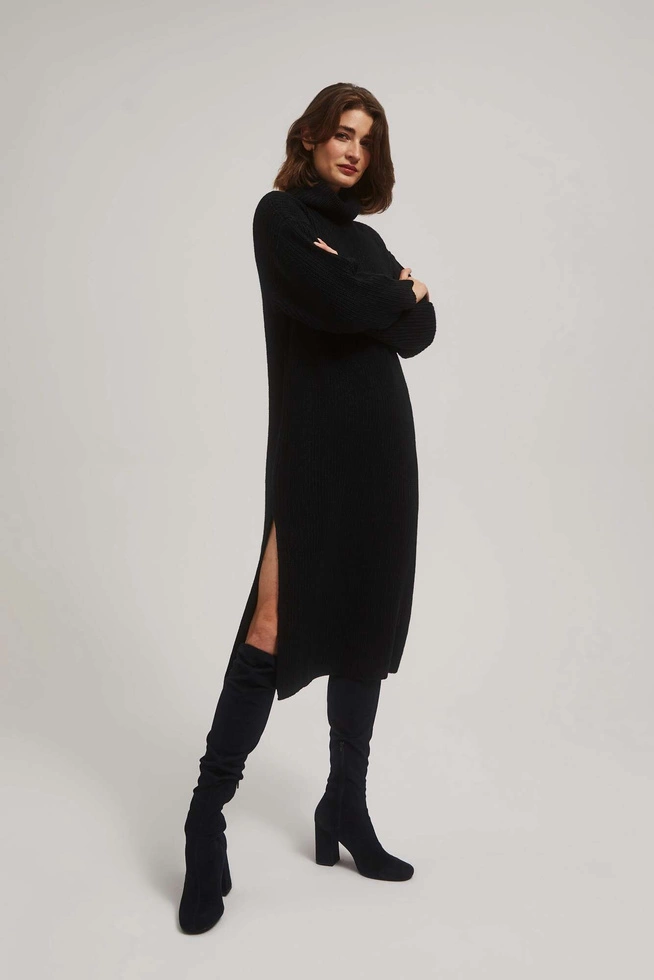 Swetrowa sukienka z golfem czarna