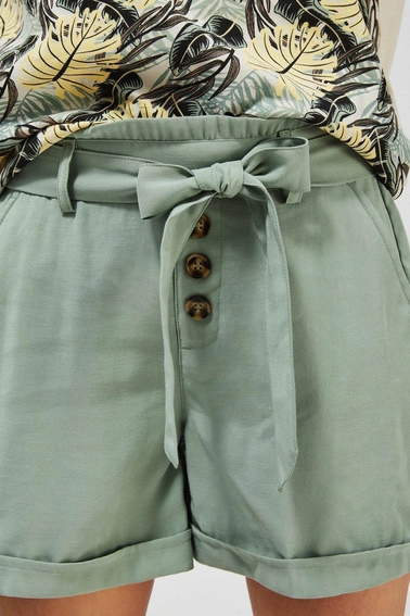 Szorty z wiskozy z wiązaniem pistacjowe