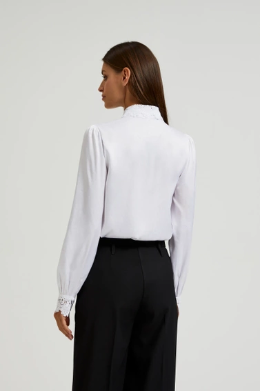 Koszula z koronką na mankietach i kołnierzyku biała