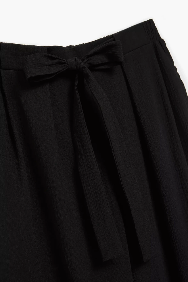 Gładkie spodnie z szerokimi nogawkami i wiązaniem w pasie czarne