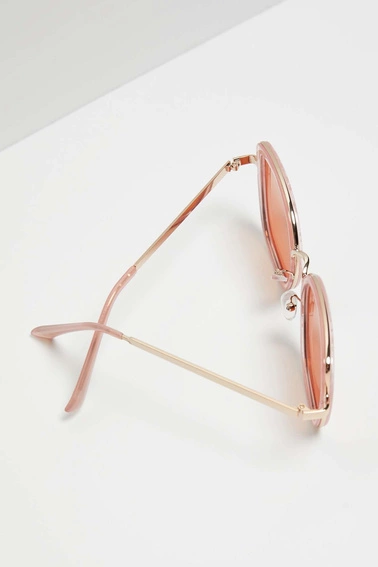 Okulary przeciwsłoneczne ozdobione metalowymi elementami pudrowo-różowe