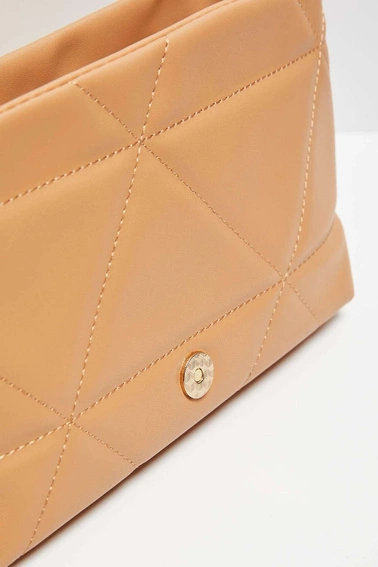 Pikowana torebka z łańcuszkiem beżowa