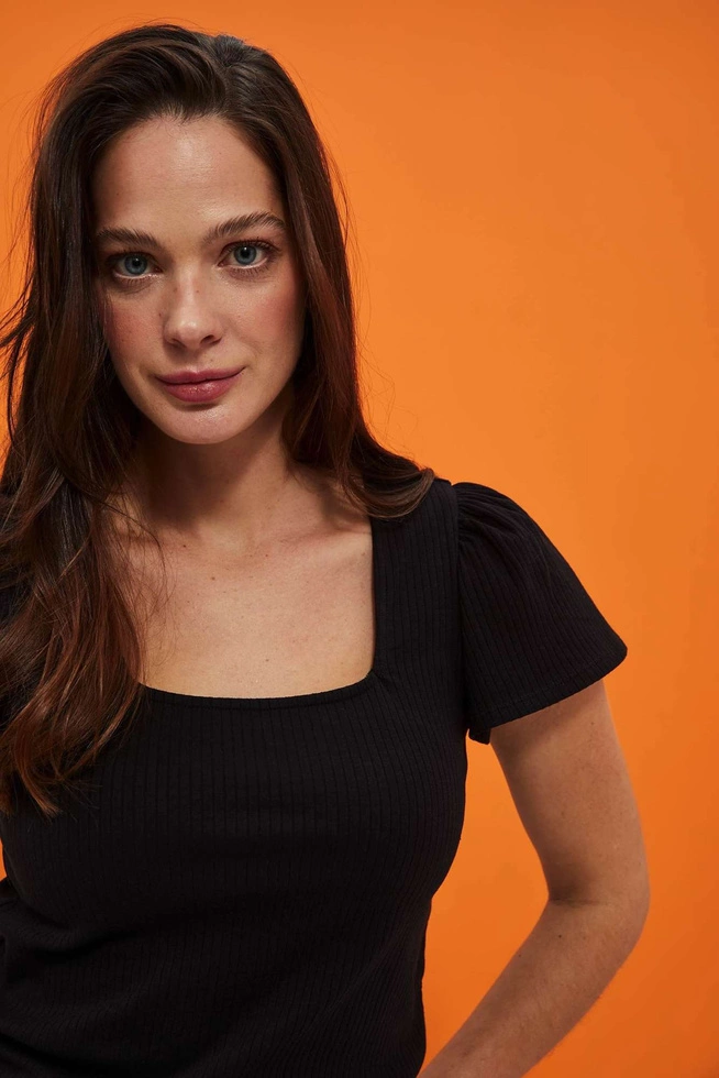 Bluzka z prążkowanej dzianiny z krótkimi bufaistymi rękawami czarna