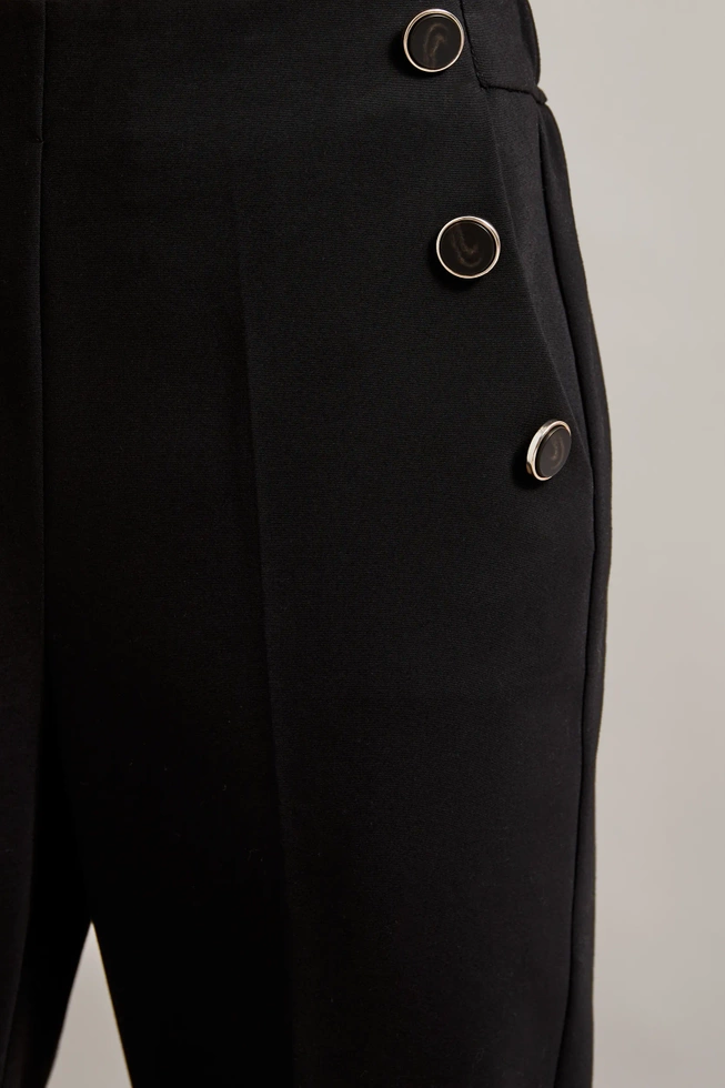 Spodnie w kant z ozdobnymi guzikami czarne