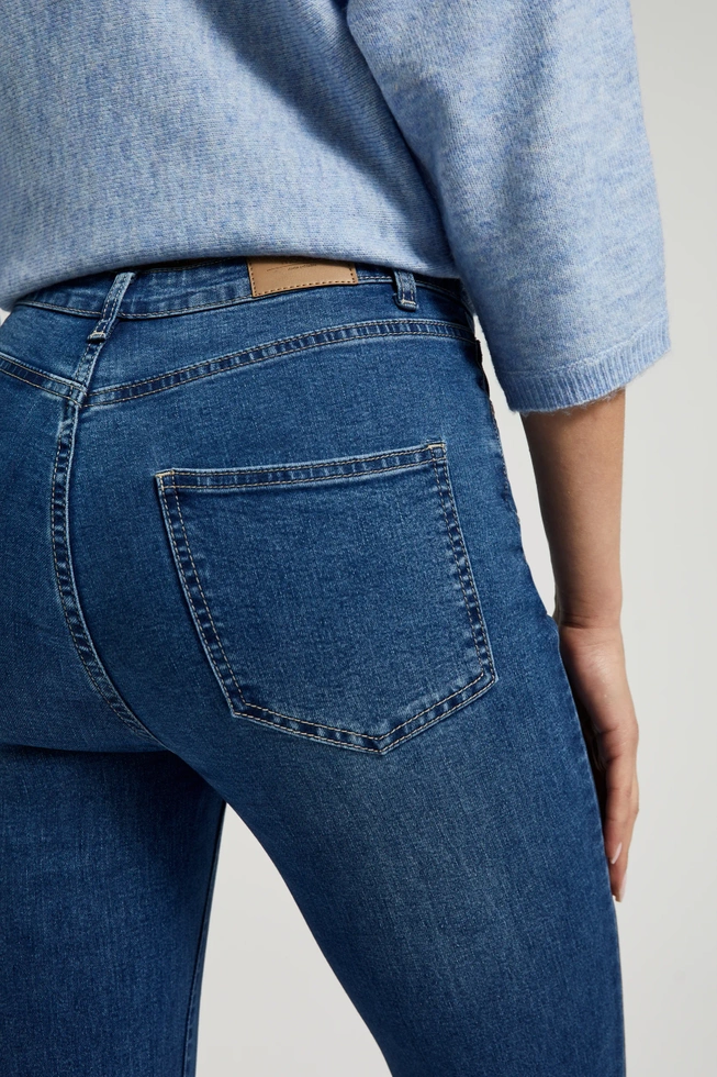 Gładkie jeansy dzwony niebieskie