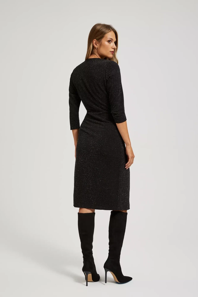 Sukienka ozdobiona metaliczną nitką