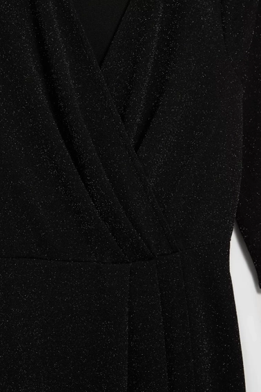 Sukienka ozdobiona metaliczną nitką 