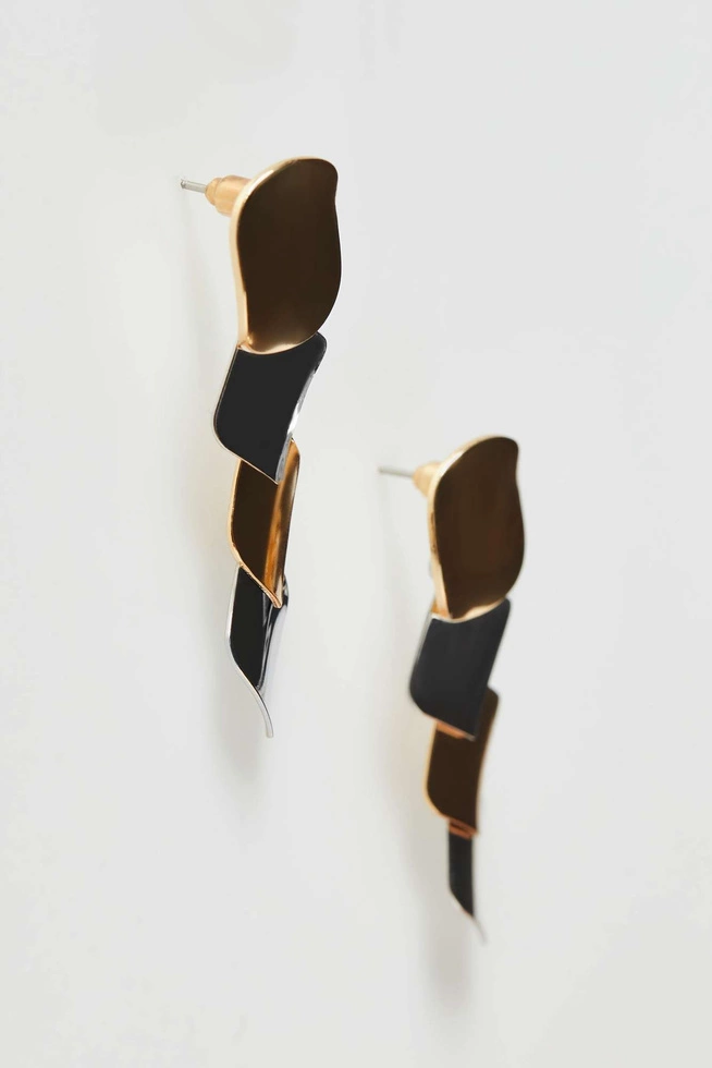 Wiszące kolczyki o geometrycznym kształcie koloru złotego