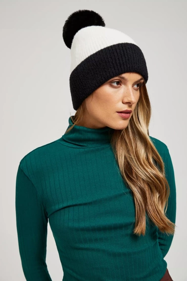 Czapka z pomponem czarno-biała