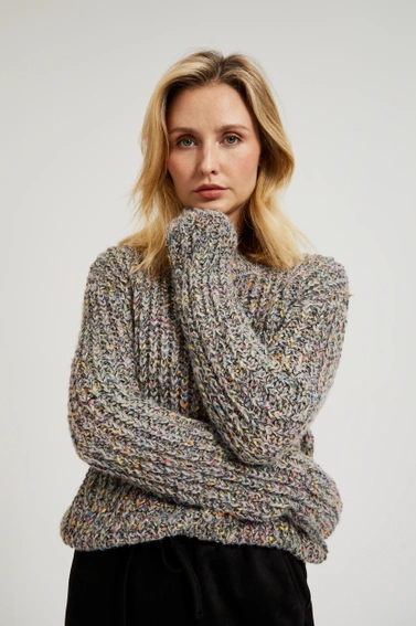 Sweter ozdobiony kolorową nitką szary