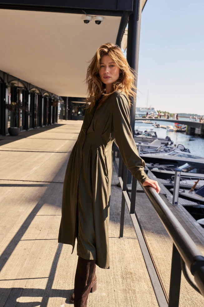 Wiskozowa sukienka midi oliwkowa