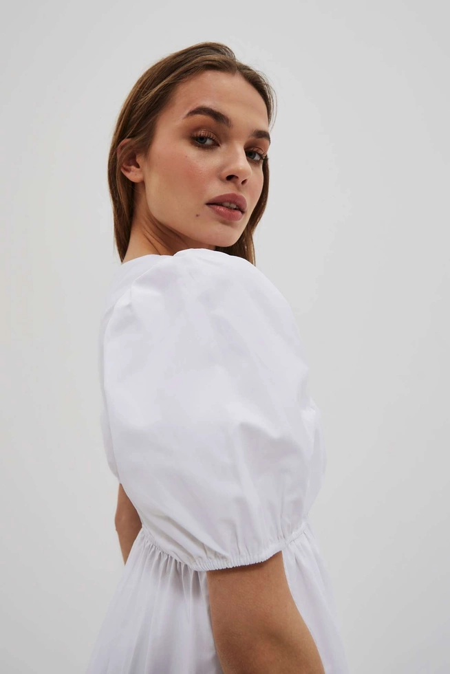 Sukienka z bufiastymi rękawami