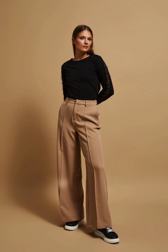 Bluzka z koronką na rękawach czarna