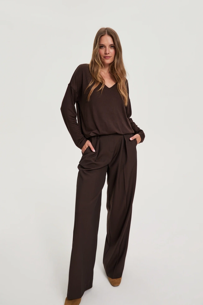 Sweter z dekoltem w serek brązowy