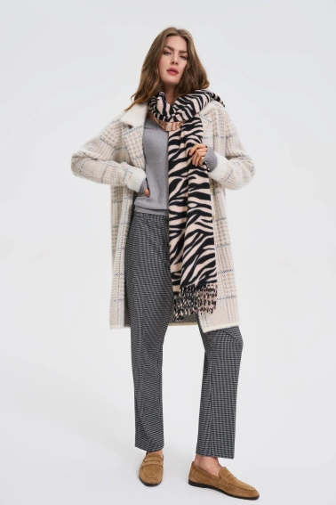 Szal w zwierzęcy wzór beżowy