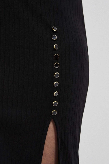 Prążkowana sukienka z ozdobnym guzikami